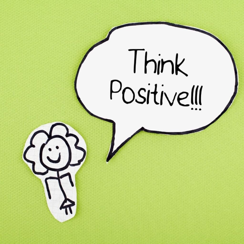 Das Bild zeigt eine Zeichenfigur mit einer Sprechblase in der die Worte Think Positive stehen. Positives Denken fördert und unterstützt Resilienz.